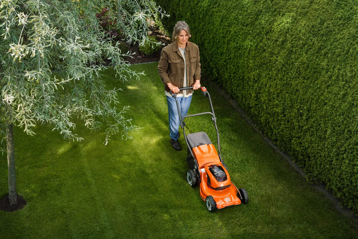 Husqvarna Model HUSQVARNA LC 137i z akumulatorem i ładowarką
